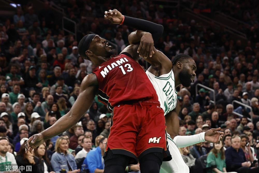 足球赛事中 足球赛事中